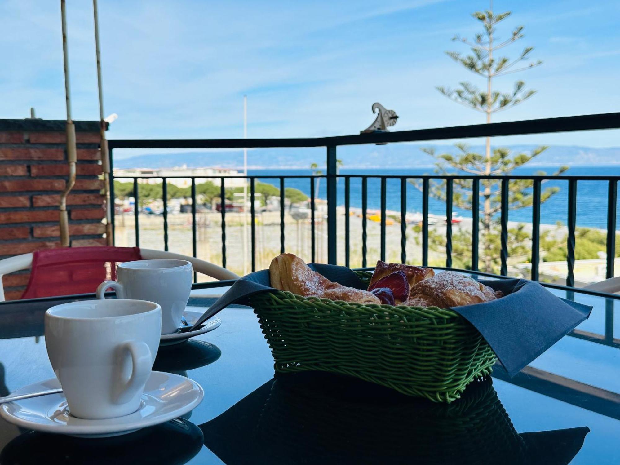 Riviera Ionica Aparthotel Santa Teresa Di Riva Exteriör bild